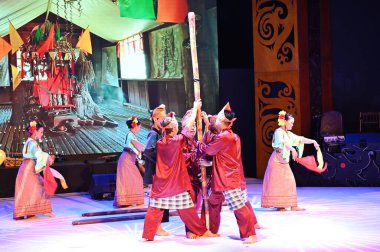 Kuching, Sarawak Malezya - 1 Mayıs 2022: Çeşitlendirilmiş Aborjin ve Yerlilerin Gösterisiyle Saray Kültür Köyü