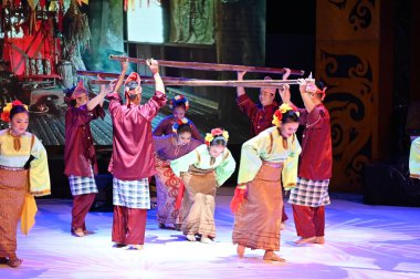 Kuching, Sarawak Malezya - 1 Mayıs 2022: Çeşitlendirilmiş Aborjin ve Yerlilerin Gösterisiyle Saray Kültür Köyü