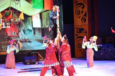 Kuching, Sarawak Malezya - 1 Mayıs 2022: Çeşitlendirilmiş Aborjin ve Yerlilerin Gösterisiyle Saray Kültür Köyü