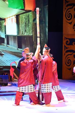 Kuching, Sarawak Malezya - 1 Mayıs 2022: Çeşitlendirilmiş Aborjin ve Yerlilerin Gösterisiyle Saray Kültür Köyü