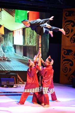 Kuching, Sarawak Malezya - 1 Mayıs 2022: Çeşitlendirilmiş Aborjin ve Yerlilerin Gösterisiyle Saray Kültür Köyü