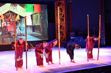 Kuching, Sarawak Malezya - 1 Mayıs 2022: Çeşitlendirilmiş Aborjin ve Yerlilerin Gösterisiyle Saray Kültür Köyü