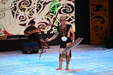 Kuching, Sarawak Malezya - 1 Mayıs 2022: Çeşitlendirilmiş Aborjin ve Yerlilerin Gösterisiyle Saray Kültür Köyü