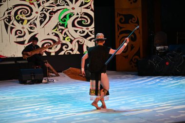 Kuching, Sarawak Malezya - 1 Mayıs 2022: Çeşitlendirilmiş Aborjin ve Yerlilerin Gösterisiyle Saray Kültür Köyü