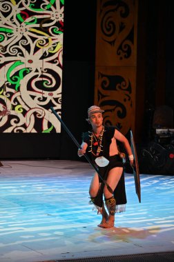 Kuching, Sarawak Malezya - 1 Mayıs 2022: Çeşitlendirilmiş Aborjin ve Yerlilerin Gösterisiyle Saray Kültür Köyü