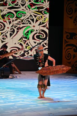 Kuching, Sarawak Malezya - 1 Mayıs 2022: Çeşitlendirilmiş Aborjin ve Yerlilerin Gösterisiyle Saray Kültür Köyü