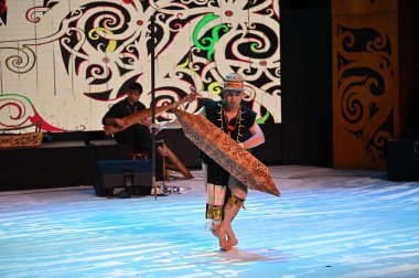 Kuching, Sarawak Malezya - 1 Mayıs 2022: Çeşitlendirilmiş Aborjin ve Yerlilerin Gösterisiyle Saray Kültür Köyü