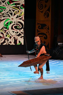 Kuching, Sarawak Malezya - 1 Mayıs 2022: Çeşitlendirilmiş Aborjin ve Yerlilerin Gösterisiyle Saray Kültür Köyü