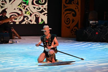 Kuching, Sarawak Malezya - 1 Mayıs 2022: Çeşitlendirilmiş Aborjin ve Yerlilerin Gösterisiyle Saray Kültür Köyü