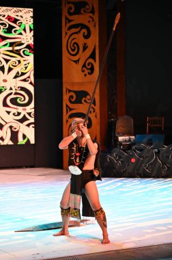 Kuching, Sarawak Malezya - 1 Mayıs 2022: Çeşitlendirilmiş Aborjin ve Yerlilerin Gösterisiyle Saray Kültür Köyü