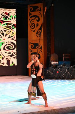 Kuching, Sarawak Malezya - 1 Mayıs 2022: Çeşitlendirilmiş Aborjin ve Yerlilerin Gösterisiyle Saray Kültür Köyü