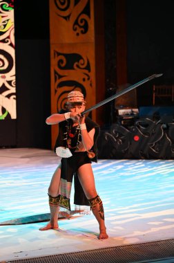 Kuching, Sarawak Malezya - 1 Mayıs 2022: Çeşitlendirilmiş Aborjin ve Yerlilerin Gösterisiyle Saray Kültür Köyü