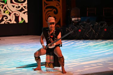 Kuching, Sarawak Malezya - 1 Mayıs 2022: Çeşitlendirilmiş Aborjin ve Yerlilerin Gösterisiyle Saray Kültür Köyü