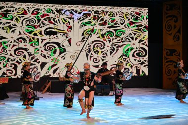 Kuching, Sarawak Malezya - 1 Mayıs 2022: Çeşitlendirilmiş Aborjin ve Yerlilerin Gösterisiyle Saray Kültür Köyü