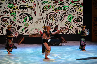 Kuching, Sarawak Malezya - 1 Mayıs 2022: Çeşitlendirilmiş Aborjin ve Yerlilerin Gösterisiyle Saray Kültür Köyü