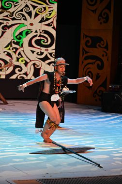 Kuching, Sarawak Malezya - 1 Mayıs 2022: Çeşitlendirilmiş Aborjin ve Yerlilerin Gösterisiyle Saray Kültür Köyü