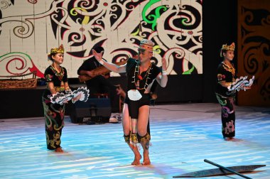 Kuching, Sarawak Malezya - 1 Mayıs 2022: Çeşitlendirilmiş Aborjin ve Yerlilerin Gösterisiyle Saray Kültür Köyü