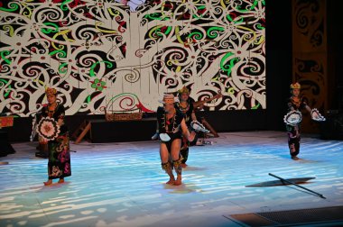 Kuching, Sarawak Malezya - 1 Mayıs 2022: Çeşitlendirilmiş Aborjin ve Yerlilerin Gösterisiyle Saray Kültür Köyü