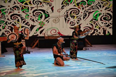 Kuching, Sarawak Malezya - 1 Mayıs 2022: Çeşitlendirilmiş Aborjin ve Yerlilerin Gösterisiyle Saray Kültür Köyü