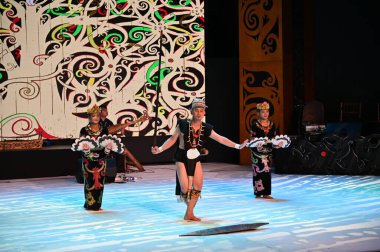 Kuching, Sarawak Malezya - 1 Mayıs 2022: Çeşitlendirilmiş Aborjin ve Yerlilerin Gösterisiyle Saray Kültür Köyü