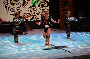 Kuching, Sarawak Malezya - 1 Mayıs 2022: Çeşitlendirilmiş Aborjin ve Yerlilerin Gösterisiyle Saray Kültür Köyü