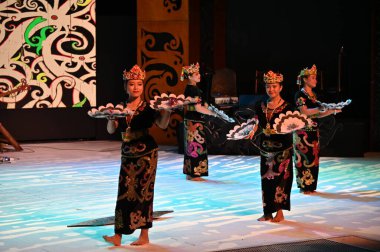 Kuching, Sarawak Malezya - 1 Mayıs 2022: Çeşitlendirilmiş Aborjin ve Yerlilerin Gösterisiyle Saray Kültür Köyü