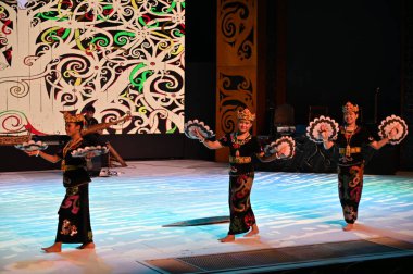 Kuching, Sarawak Malezya - 1 Mayıs 2022: Çeşitlendirilmiş Aborjin ve Yerlilerin Gösterisiyle Saray Kültür Köyü