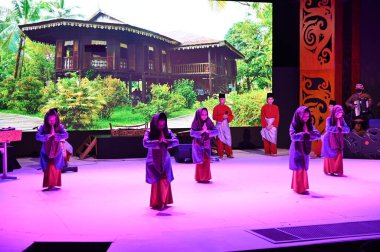 Kuching, Sarawak Malezya - 1 Mayıs 2022: Çeşitlendirilmiş Aborjin ve Yerlilerin Gösterisiyle Saray Kültür Köyü