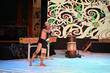 Kuching, Sarawak Malezya - 1 Mayıs 2022: Çeşitlendirilmiş Aborjin ve Yerlilerin Gösterisiyle Saray Kültür Köyü