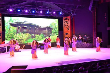 Kuching, Sarawak Malezya - 1 Mayıs 2022: Çeşitlendirilmiş Aborjin ve Yerlilerin Gösterisiyle Saray Kültür Köyü