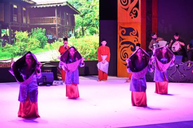 Kuching, Sarawak Malezya - 1 Mayıs 2022: Çeşitlendirilmiş Aborjin ve Yerlilerin Gösterisiyle Saray Kültür Köyü