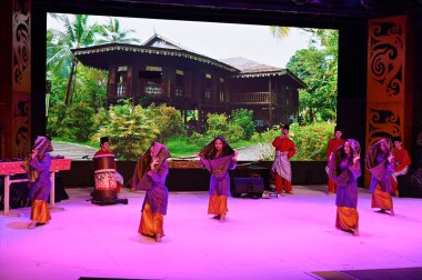 Kuching, Sarawak Malezya - 1 Mayıs 2022: Çeşitlendirilmiş Aborjin ve Yerlilerin Gösterisiyle Saray Kültür Köyü