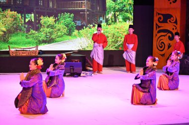 Kuching, Sarawak Malezya - 1 Mayıs 2022: Çeşitlendirilmiş Aborjin ve Yerlilerin Gösterisiyle Saray Kültür Köyü