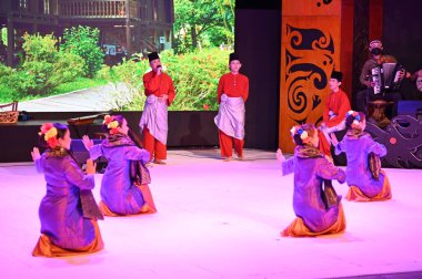 Kuching, Sarawak Malezya - 1 Mayıs 2022: Çeşitlendirilmiş Aborjin ve Yerlilerin Gösterisiyle Saray Kültür Köyü