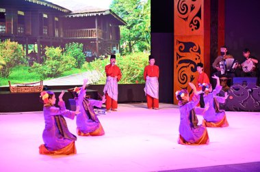 Kuching, Sarawak Malezya - 1 Mayıs 2022: Çeşitlendirilmiş Aborjin ve Yerlilerin Gösterisiyle Saray Kültür Köyü