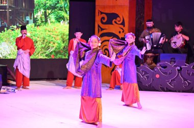 Kuching, Sarawak Malezya - 1 Mayıs 2022: Çeşitlendirilmiş Aborjin ve Yerlilerin Gösterisiyle Saray Kültür Köyü