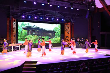 Kuching, Sarawak Malezya - 1 Mayıs 2022: Çeşitlendirilmiş Aborjin ve Yerlilerin Gösterisiyle Saray Kültür Köyü