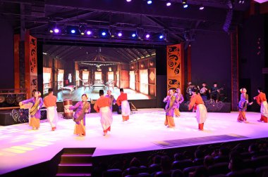 Kuching, Sarawak Malezya - 1 Mayıs 2022: Çeşitlendirilmiş Aborjin ve Yerlilerin Gösterisiyle Saray Kültür Köyü