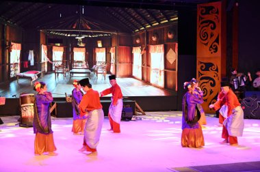 Kuching, Sarawak Malezya - 1 Mayıs 2022: Çeşitlendirilmiş Aborjin ve Yerlilerin Gösterisiyle Saray Kültür Köyü