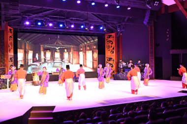 Kuching, Sarawak Malezya - 1 Mayıs 2022: Çeşitlendirilmiş Aborjin ve Yerlilerin Gösterisiyle Saray Kültür Köyü