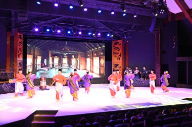 Kuching, Sarawak Malezya - 1 Mayıs 2022: Çeşitlendirilmiş Aborjin ve Yerlilerin Gösterisiyle Saray Kültür Köyü