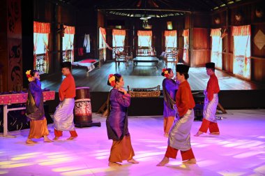 Kuching, Sarawak Malezya - 1 Mayıs 2022: Çeşitlendirilmiş Aborjin ve Yerlilerin Gösterisiyle Saray Kültür Köyü