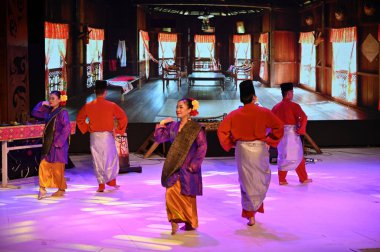 Kuching, Sarawak Malezya - 1 Mayıs 2022: Çeşitlendirilmiş Aborjin ve Yerlilerin Gösterisiyle Saray Kültür Köyü