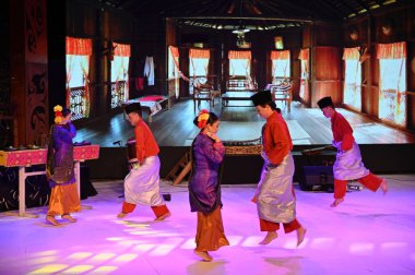 Kuching, Sarawak Malezya - 1 Mayıs 2022: Çeşitlendirilmiş Aborjin ve Yerlilerin Gösterisiyle Saray Kültür Köyü