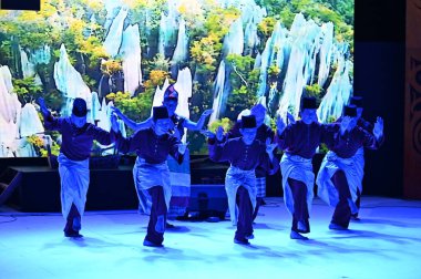 Kuching, Sarawak Malezya - 1 Mayıs 2022: Çeşitlendirilmiş Aborjin ve Yerlilerin Gösterisiyle Saray Kültür Köyü