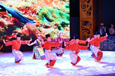 Kuching, Sarawak Malezya - 1 Mayıs 2022: Çeşitlendirilmiş Aborjin ve Yerlilerin Gösterisiyle Saray Kültür Köyü