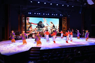 Kuching, Sarawak Malezya - 1 Mayıs 2022: Çeşitlendirilmiş Aborjin ve Yerlilerin Gösterisiyle Saray Kültür Köyü