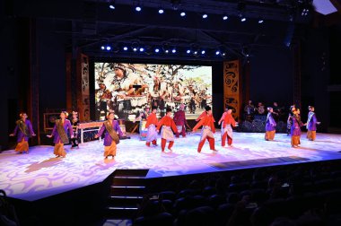 Kuching, Sarawak Malezya - 1 Mayıs 2022: Çeşitlendirilmiş Aborjin ve Yerlilerin Gösterisiyle Saray Kültür Köyü