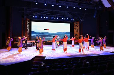 Kuching, Sarawak Malezya - 1 Mayıs 2022: Çeşitlendirilmiş Aborjin ve Yerlilerin Gösterisiyle Saray Kültür Köyü