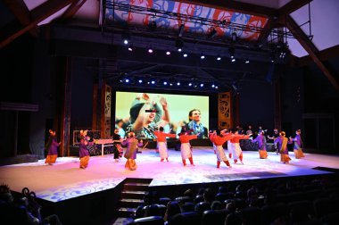 Kuching, Sarawak Malezya - 1 Mayıs 2022: Çeşitlendirilmiş Aborjin ve Yerlilerin Gösterisiyle Saray Kültür Köyü